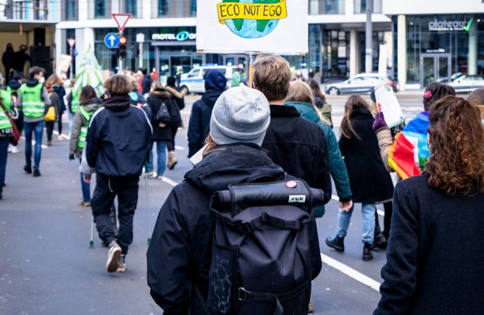 Whose Views? Climate Change Governance and the Politics of Expertise